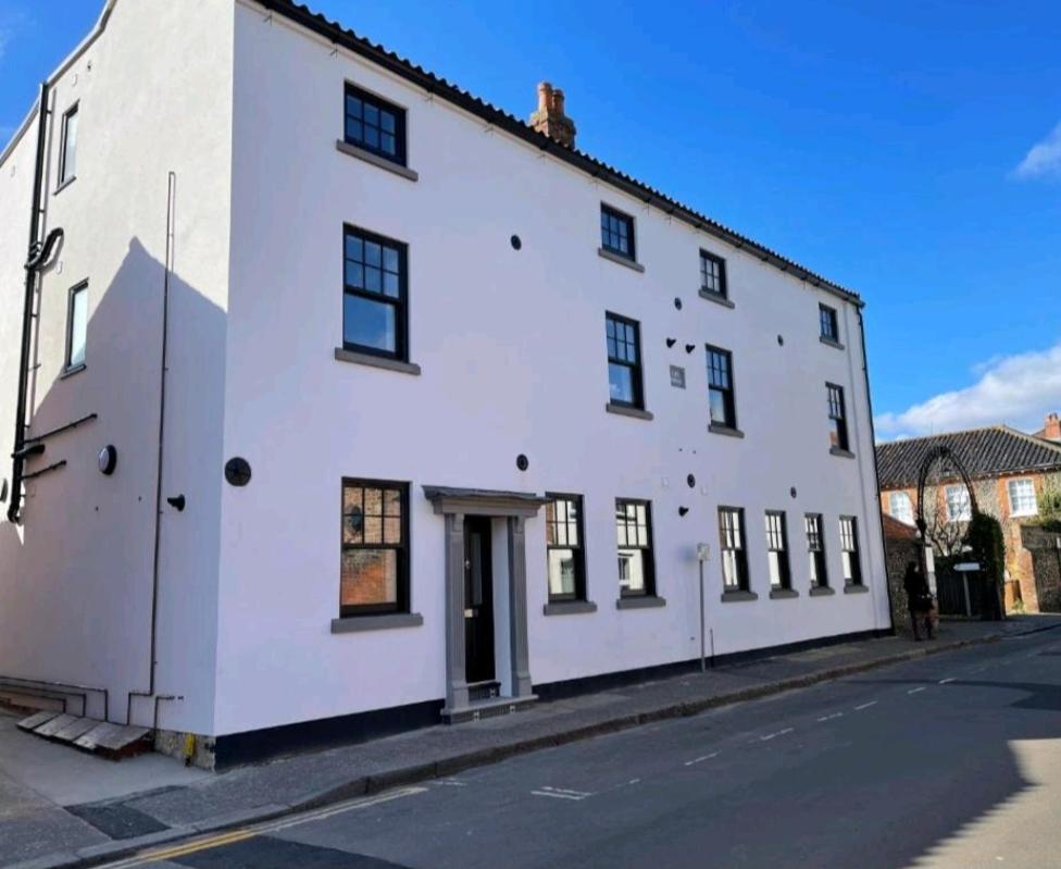 One Bedroom Luxury Ground Floor Apartment With Parking In Heart Holt Holt  Exterior foto
